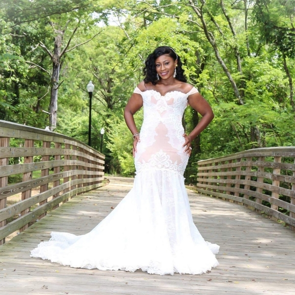 Full lace wedding dress and veil combo - Picture 2 of 8